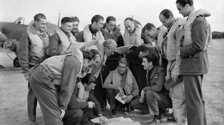 Letci 310. čs. perutě na letišti Duxfordu v září 1940.